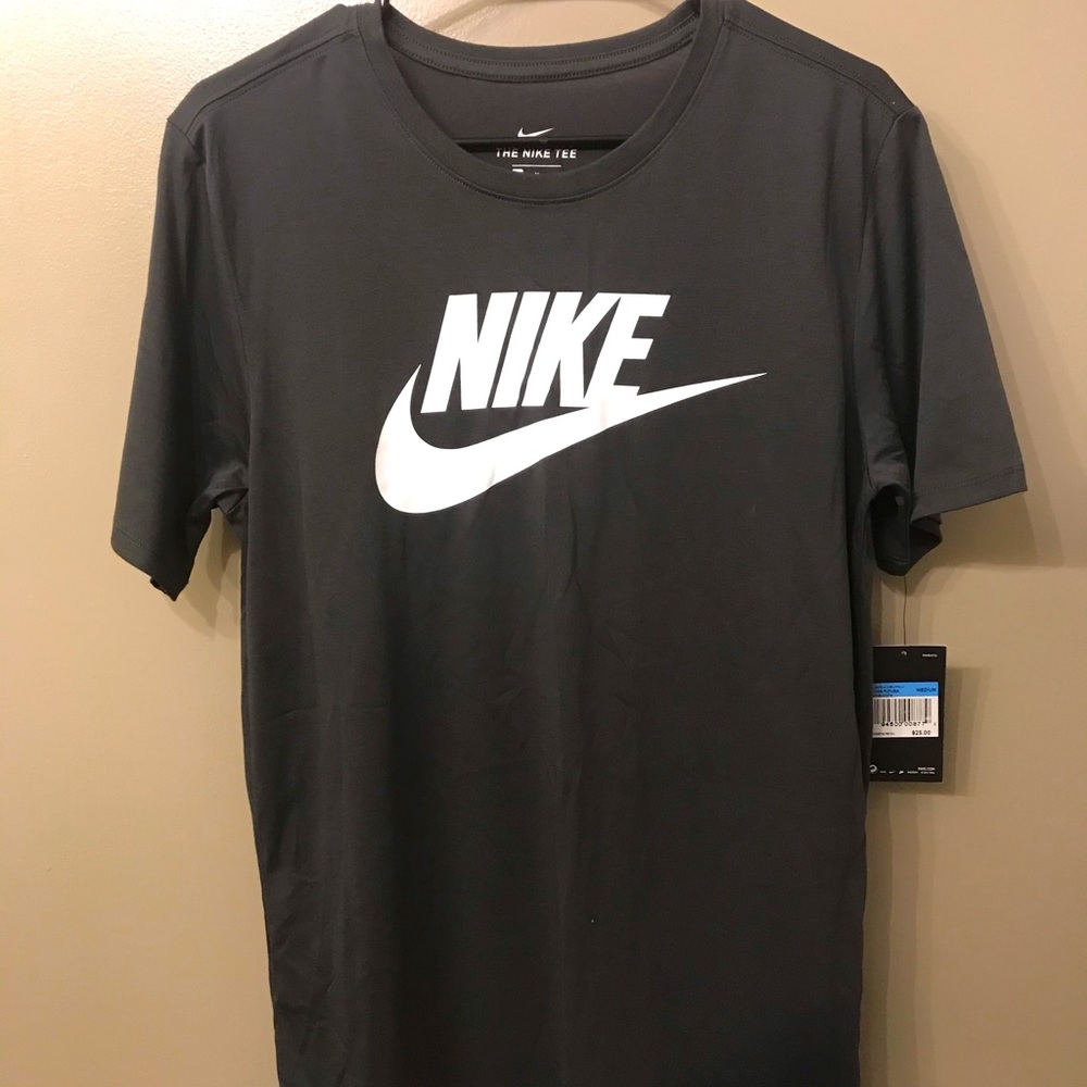 Nike dri-fit tee (men medium)